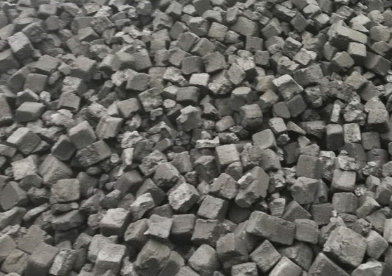 Produkt substytut koksu mineralnego o niskim kształcie S sześciennym o wymiarach 120 x 120 x 120 mm