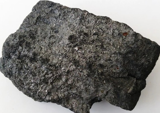 Wysoka zawartość węgla Twardy koks Minerał Niska zawartość popiołu Niska zawartość siarki Duża porowatość